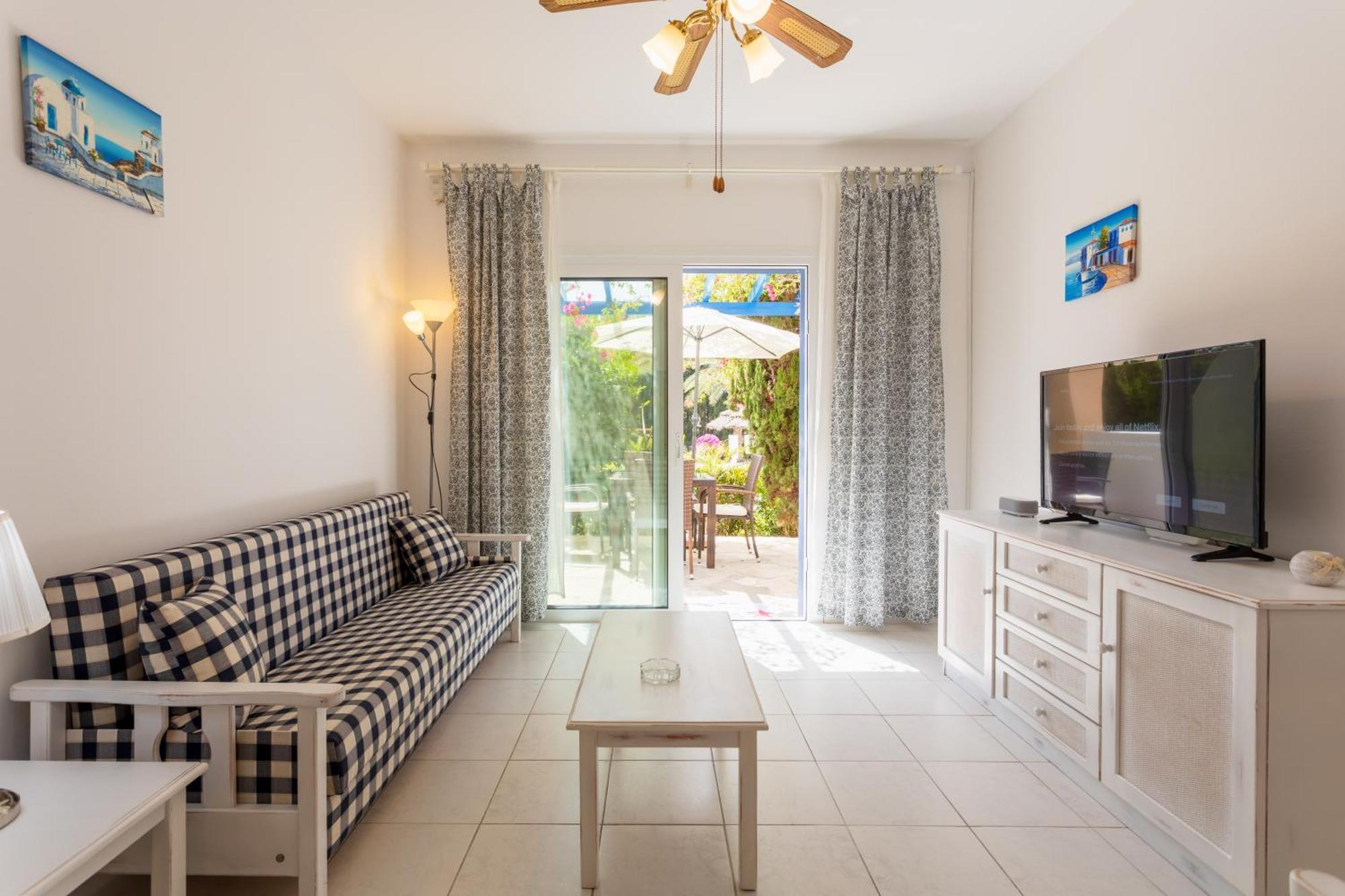 Regina Gardens Lovely Apartment Paphos Bagian luar foto